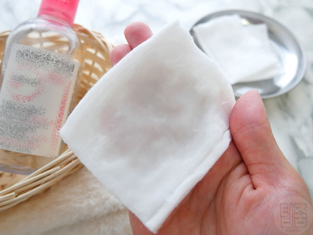 클렌징워터 활용 패딩에 묻은 화장품 지우는법, 패딩 세탁방법, 패딩 목덜미때 제거방법, 생활 팁줌 매일꿀정보