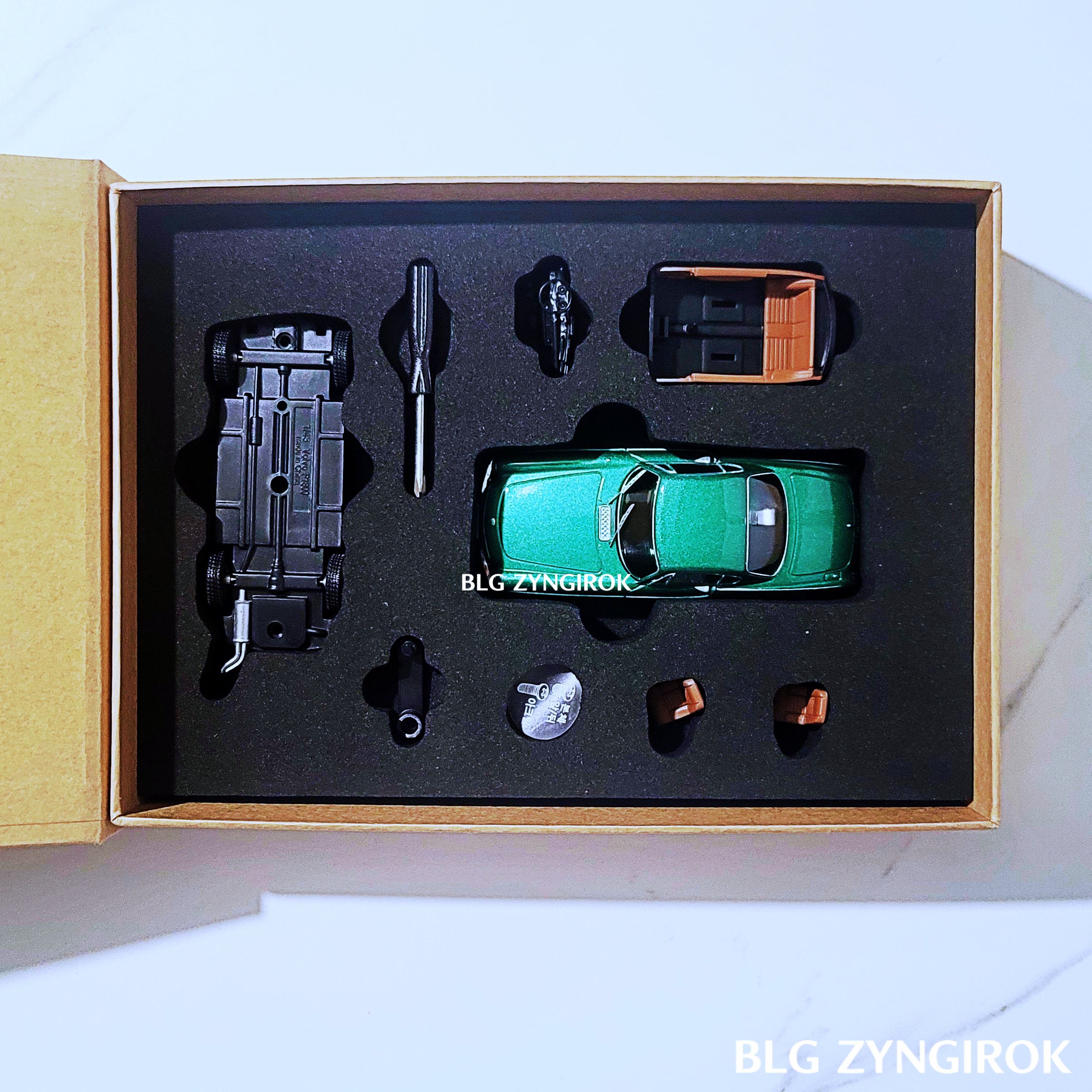 VOLVO P1800 파츠들이 상자에 담겨있는 모습이다.