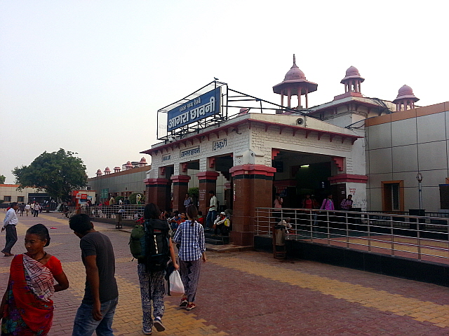 아그라 칸트 역