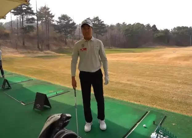 이승민 프로 골퍼가 서 있는 모습
