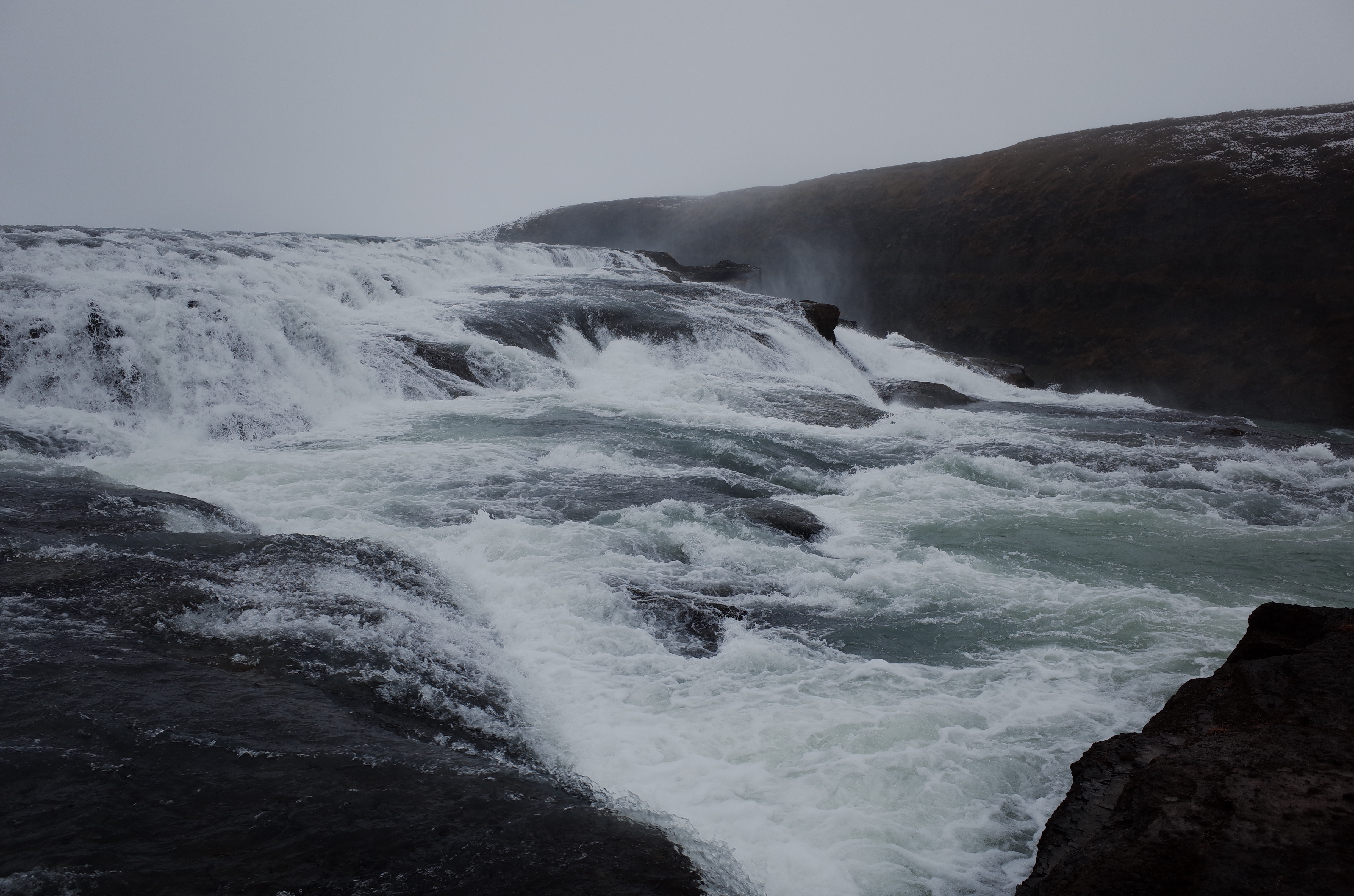 굴포스 폭포 상단에서 직접 촬영한 급류와 거친 수면의 디테일