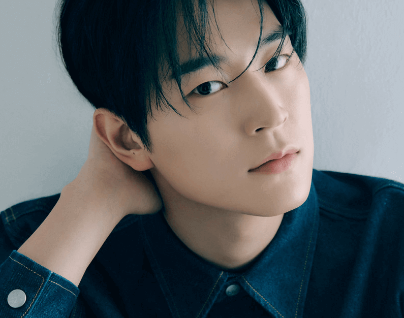 박서함이-셔츠를-입고-손을-머리-뒤에-놓고-있는-모습의 사진