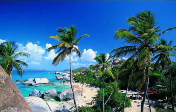 푸른-바다와-항금빛-백사장이-어우러진-싼야만