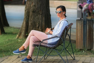 이어폰을 끼고 휴식을 취하고 있는 여성의 사진