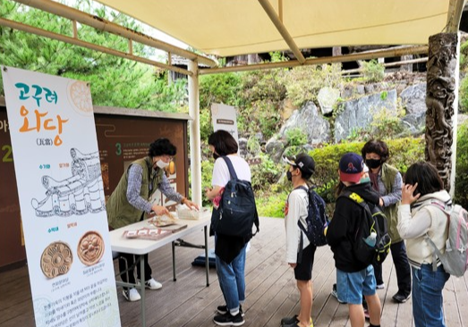 아이들이 줄을 서있는 사진