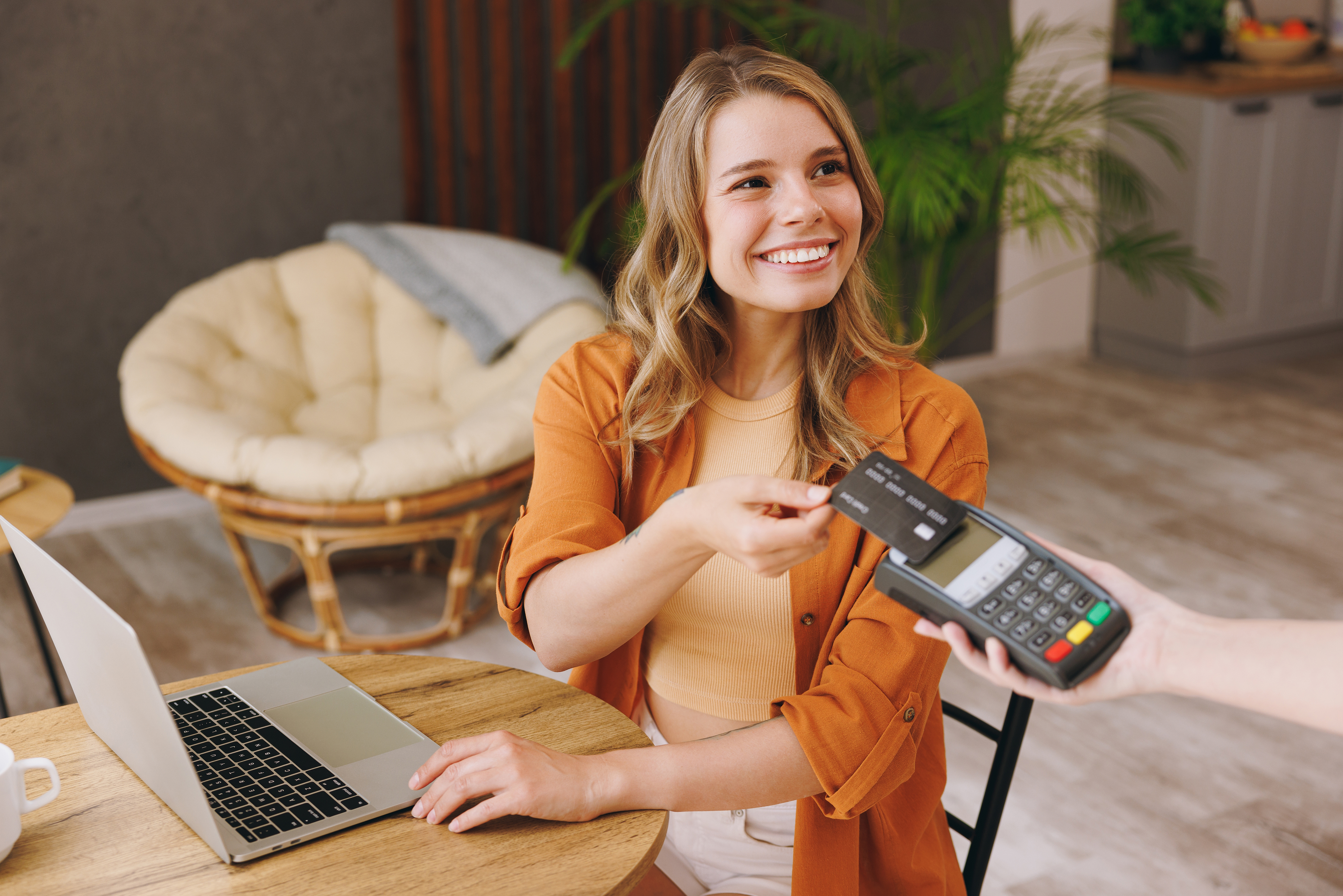 2025 상생페이백 지원 대상 안내|카드를 사용하는 여성 고객 모습으로 만 19세 이상 카드 사용 실적이 있는 국민 대상 표현 이미지