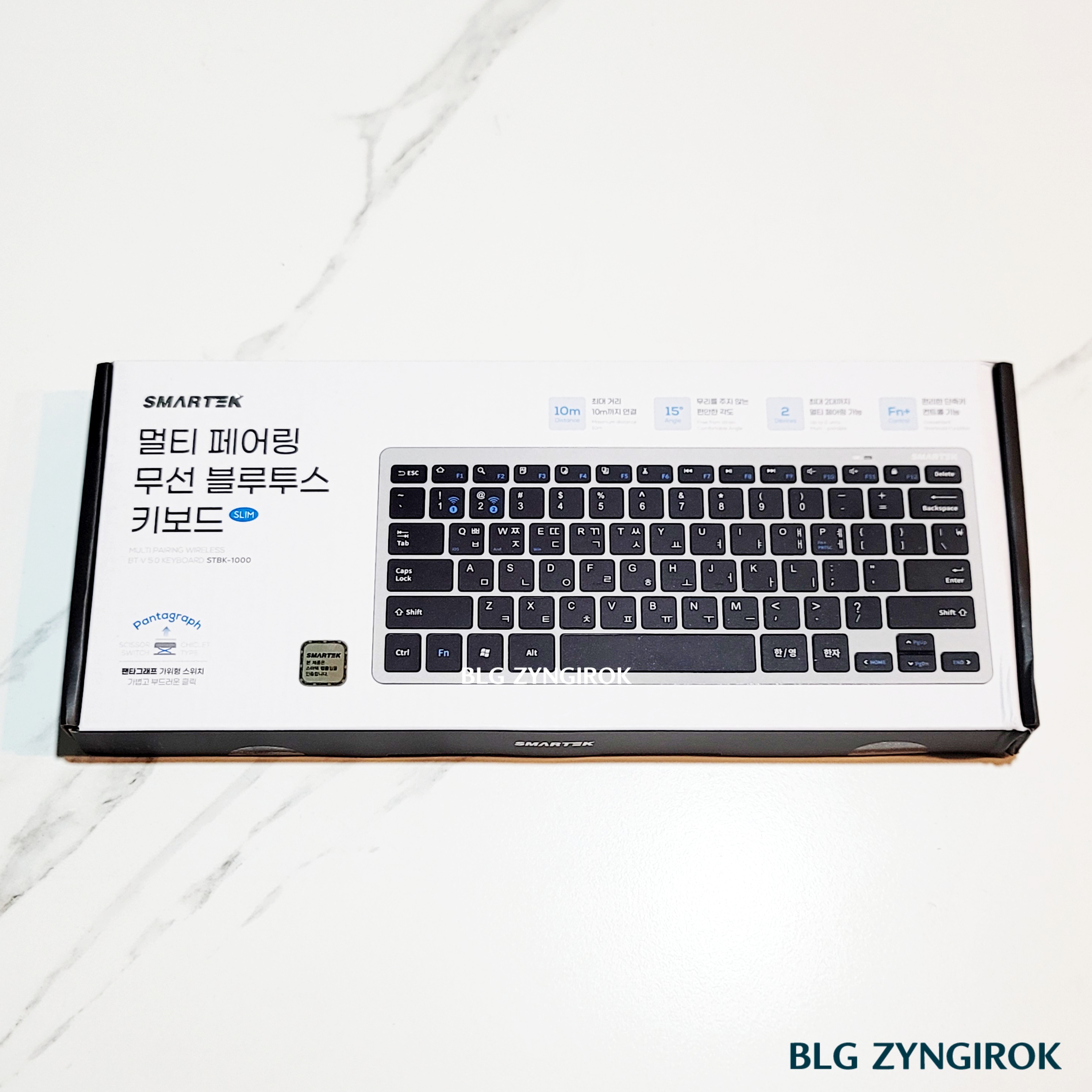 노브랜드 전자기기 : 무선 키보드가 테이블 위에 놓여있다.