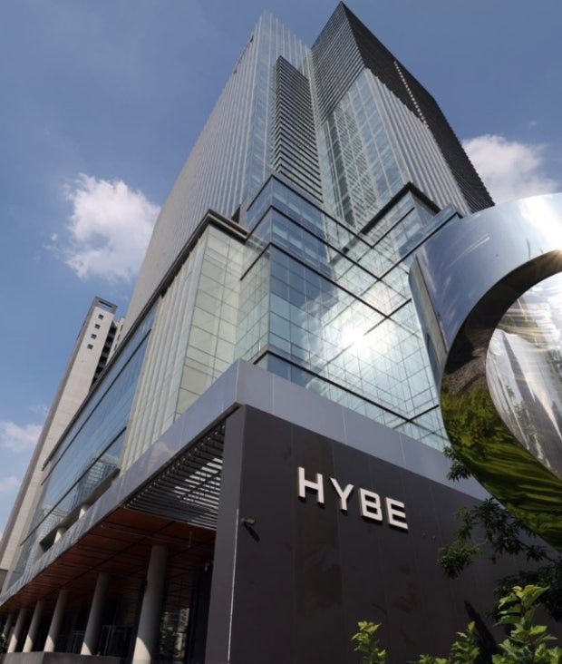 서울 세종문화회관 계단에 부착된 방탄소년단 완전체 컴백 홍보 문구 및 글로벌 넷플릭스 생중계 안내