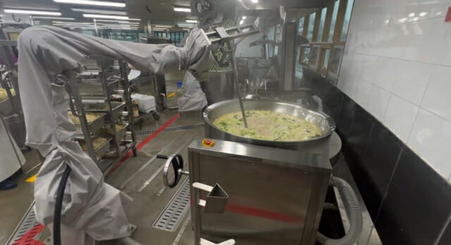국·탕로봇이 조리하는 모습