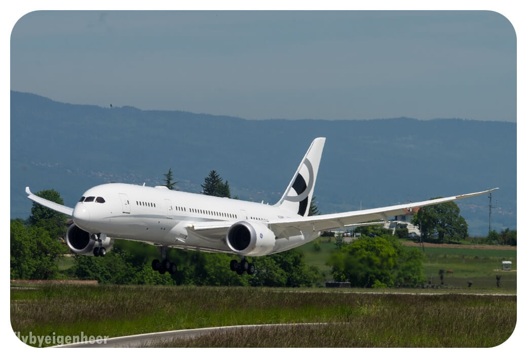 보잉 B787 BBJ 착륙중인 모습