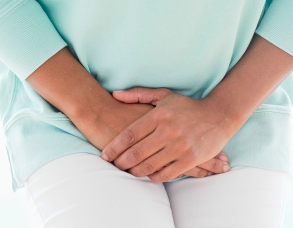 아랫배-두손모은-여성