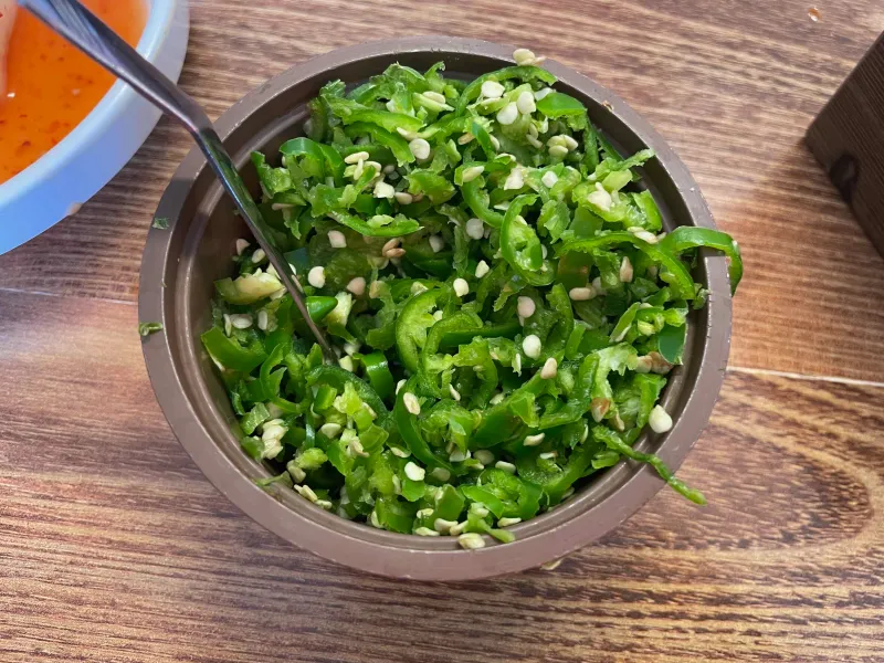 청양고추가 가득 담겨져 있는 모습