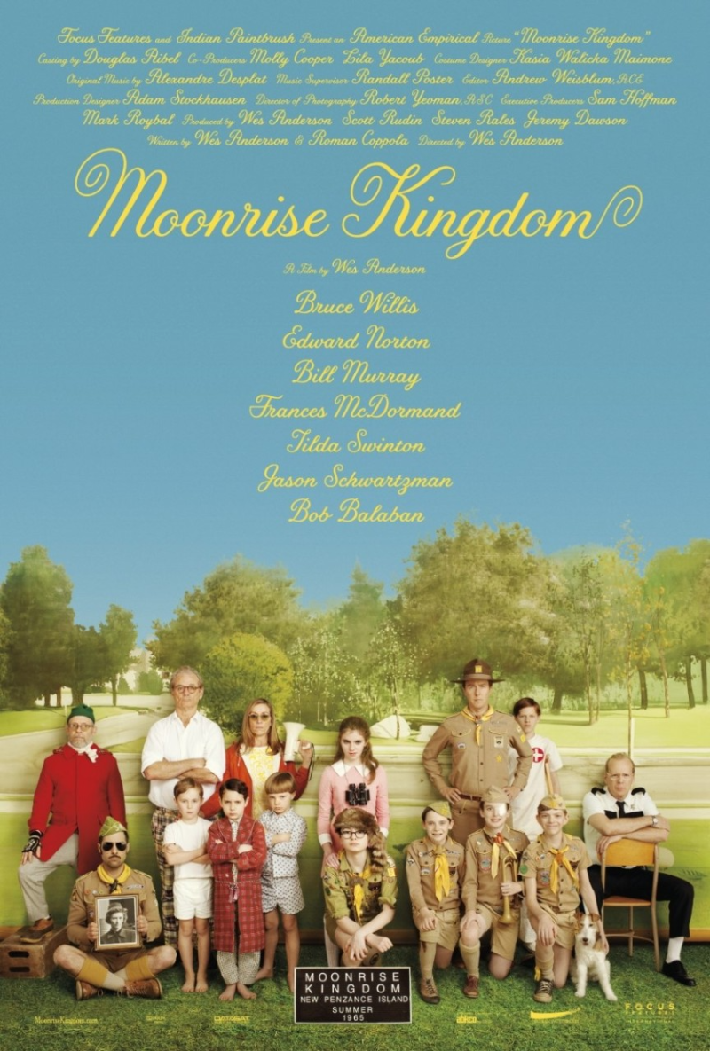 “문라이즈 킹덤(Moonrise Kingdom)” 영화 포스터. 파란 하늘 배경에 노란색 레트로 서체로 영화 제목과 제작진, 출연진(브루스 윌리스, 에드워드 노튼, 빌 머레이 등)이 적혀 있고, 아래에는 1965년을 배경으로 한 다양한 캐릭터들이 정렬된 채 포즈를 취하고 있다. 인디언 스카우트 복장을 입은 소년들, 아이들, 성인들이 나무 배경 앞에 단체 사진처럼 서 있습니다.
