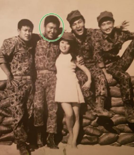 1968년 해병대 군복을 입은 젊은 시절의 남진
