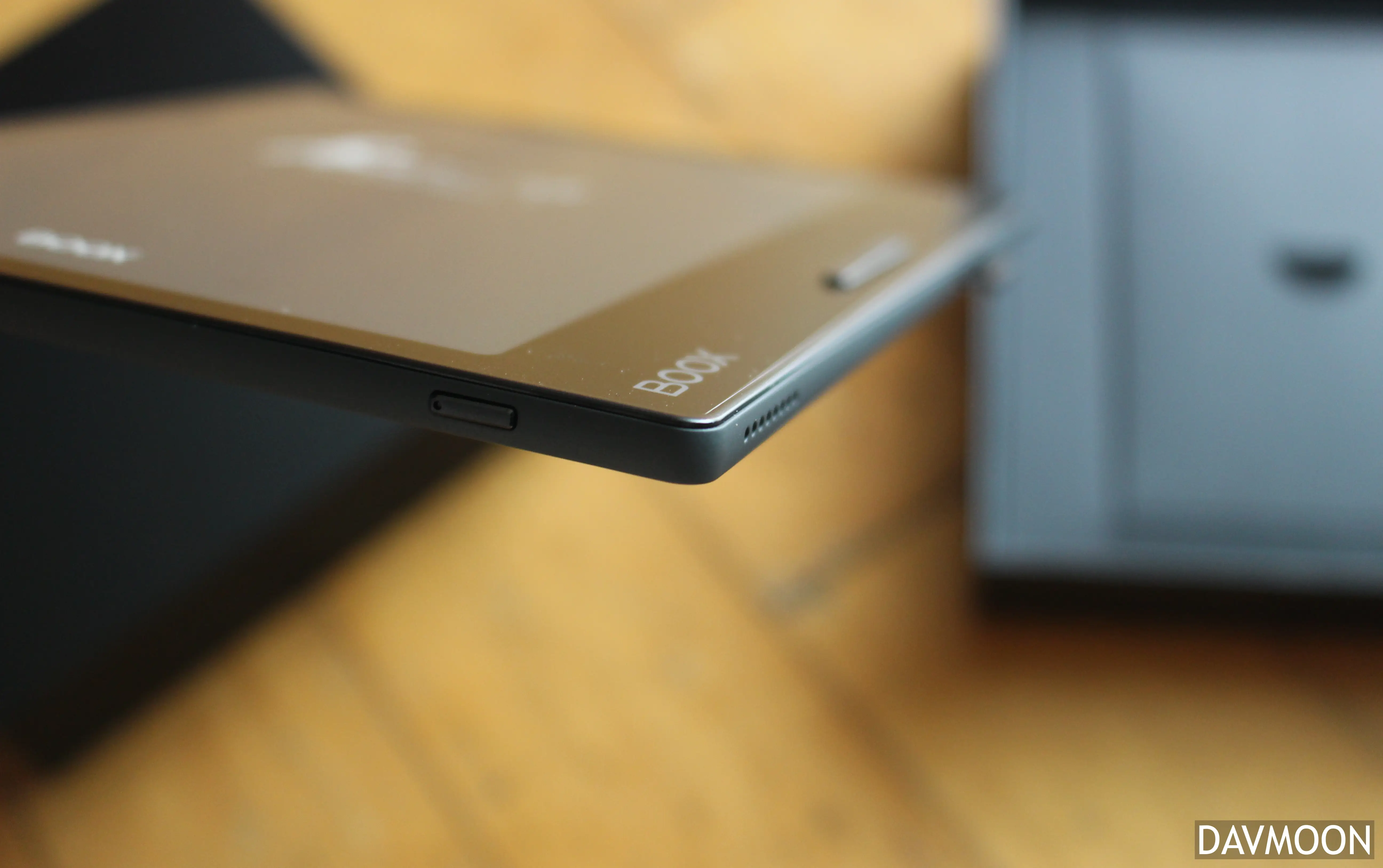 Onyx 리프3 전원 버튼, 스피커홀, BOOX 로고