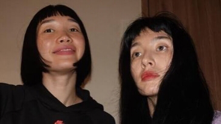 웃긴-표정으로-사진을-찍는-립제이와-모니카