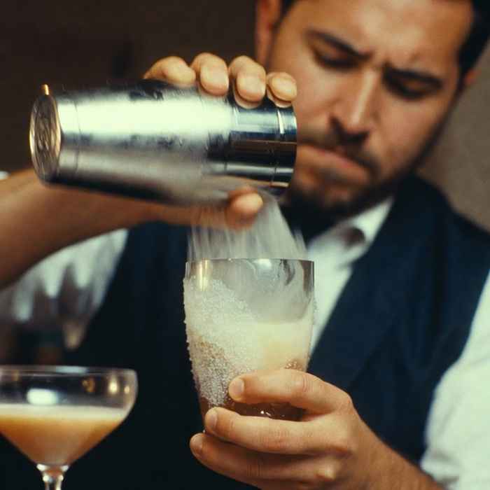 얼음과 함께 재료를 강하게 흔들어 혼합하는 블러드 앤 샌드 제조 과정