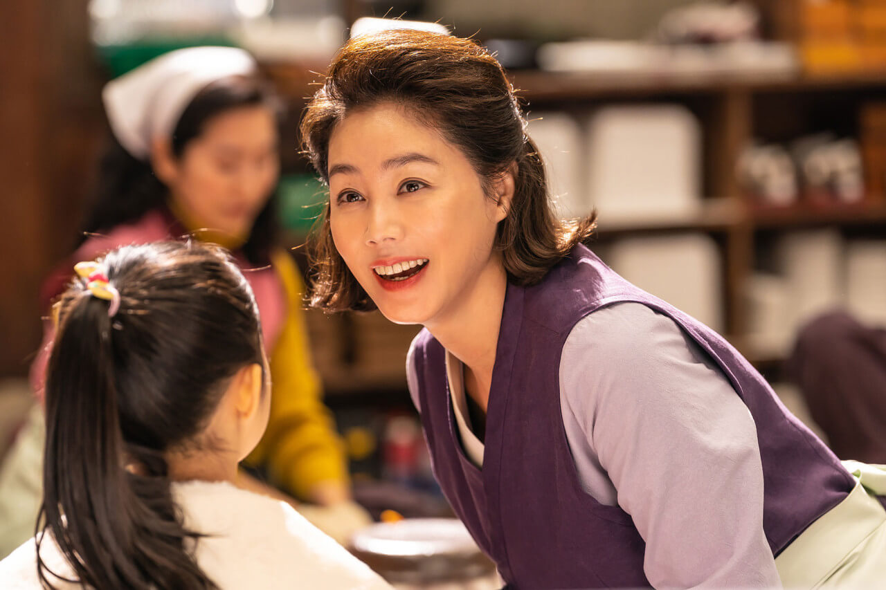 평만옥의 방여사가 아이들을 보며 환하게 웃는 모습