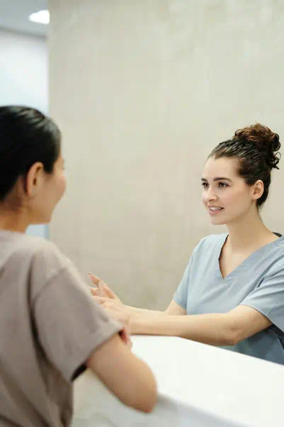 한 여성이 여간호사에게 간단히 건강검진에 대해 설명을 듣는 중