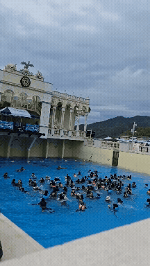 하이원 워터파크 파도풀에서 파도 타며 즐기는 사람들 모습 gif. 강한 파도로 짜릿한 물놀이가 가능하다. 캐비랜드보다 훨씬 재미있다는 후기