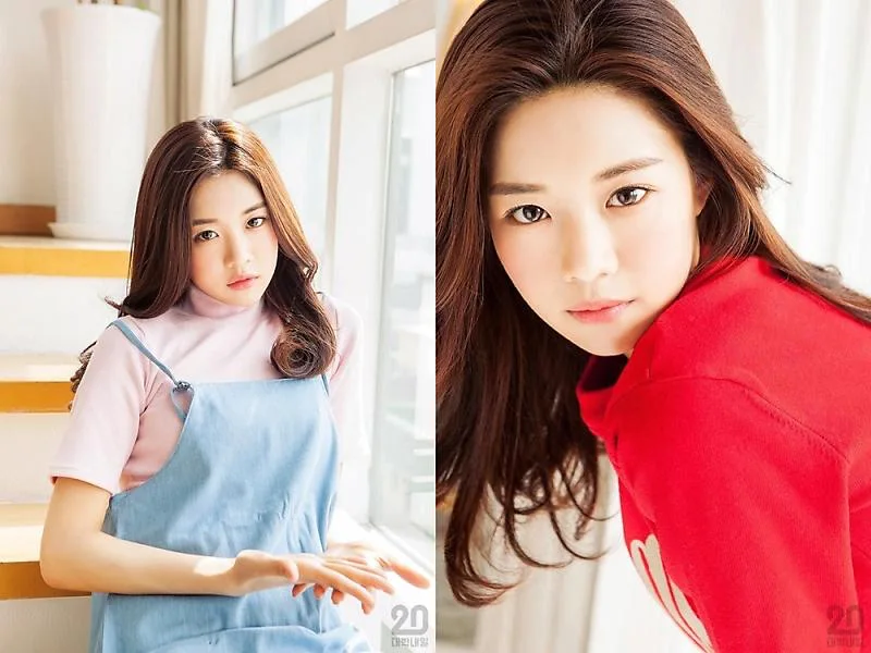 긴 웨이브 갈색머리에 하늘색 원피스를 입고 앉아 있는 모습과 빨강색 티셔츠를 입고 서 있는 대학내일 771호 표지모델의 고윤정