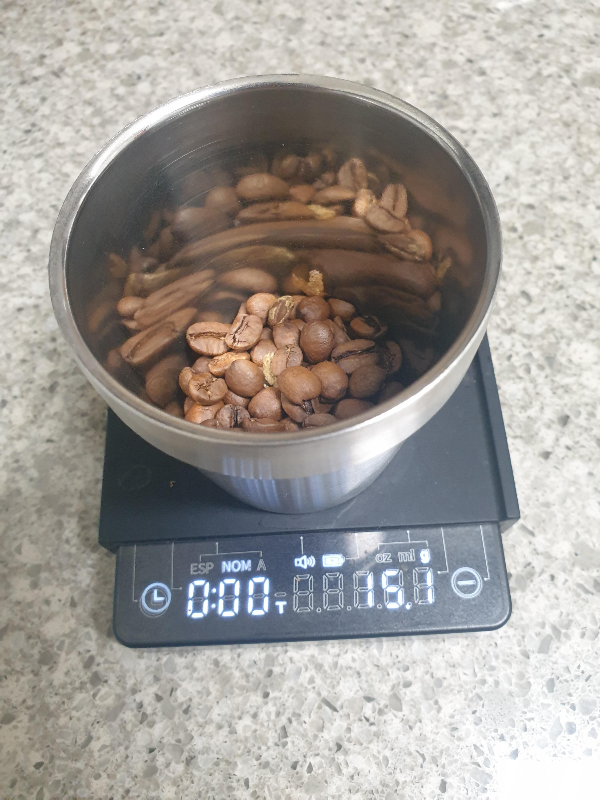 저울위 컵에 원두가 담겨있다. 저울은 15.1g을 표시하고 있다.