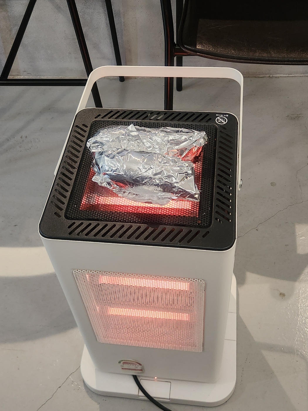 수월의 겨울, 난로 위에서 익어가는 고구마