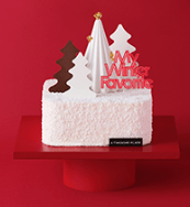 생크림 사각형 케이크 위에 크리스 마스 과자가 4개 세워진 이미지