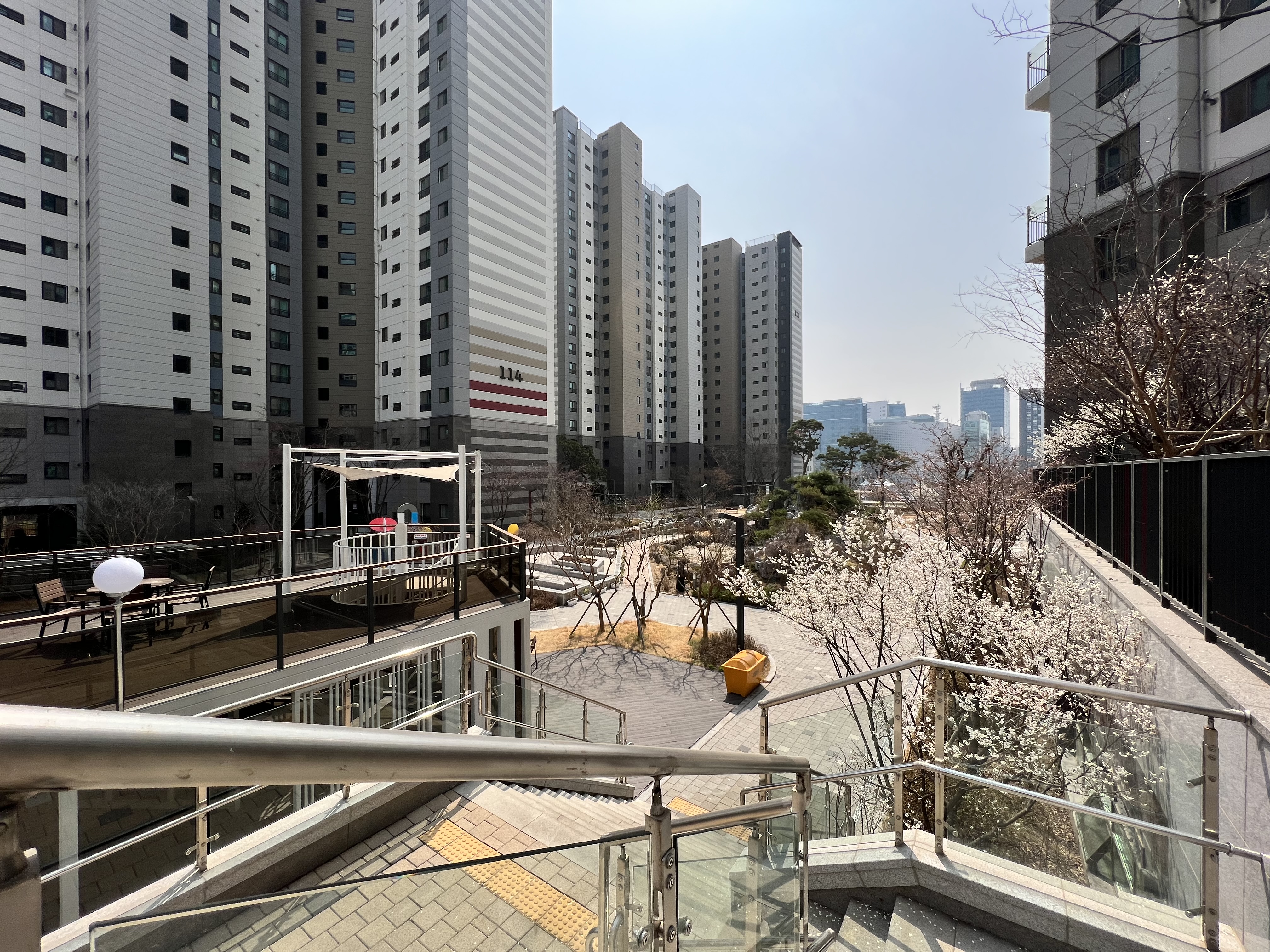 DMC 롯데캐슬 더퍼스트 단지 전경