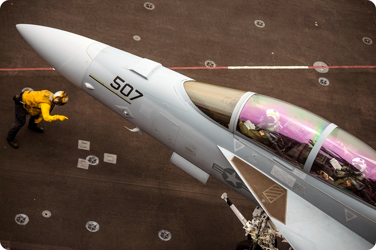 USS Carl Vinson 항공모함에서 출격전 검사를 받고있는 VAQ 129(Vikings of Electronic Attack Squadron 129) 소속의 EA-18G Growler
