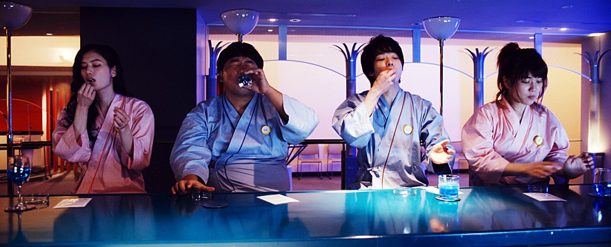 함께 밥을 먹는 사람들의 모습