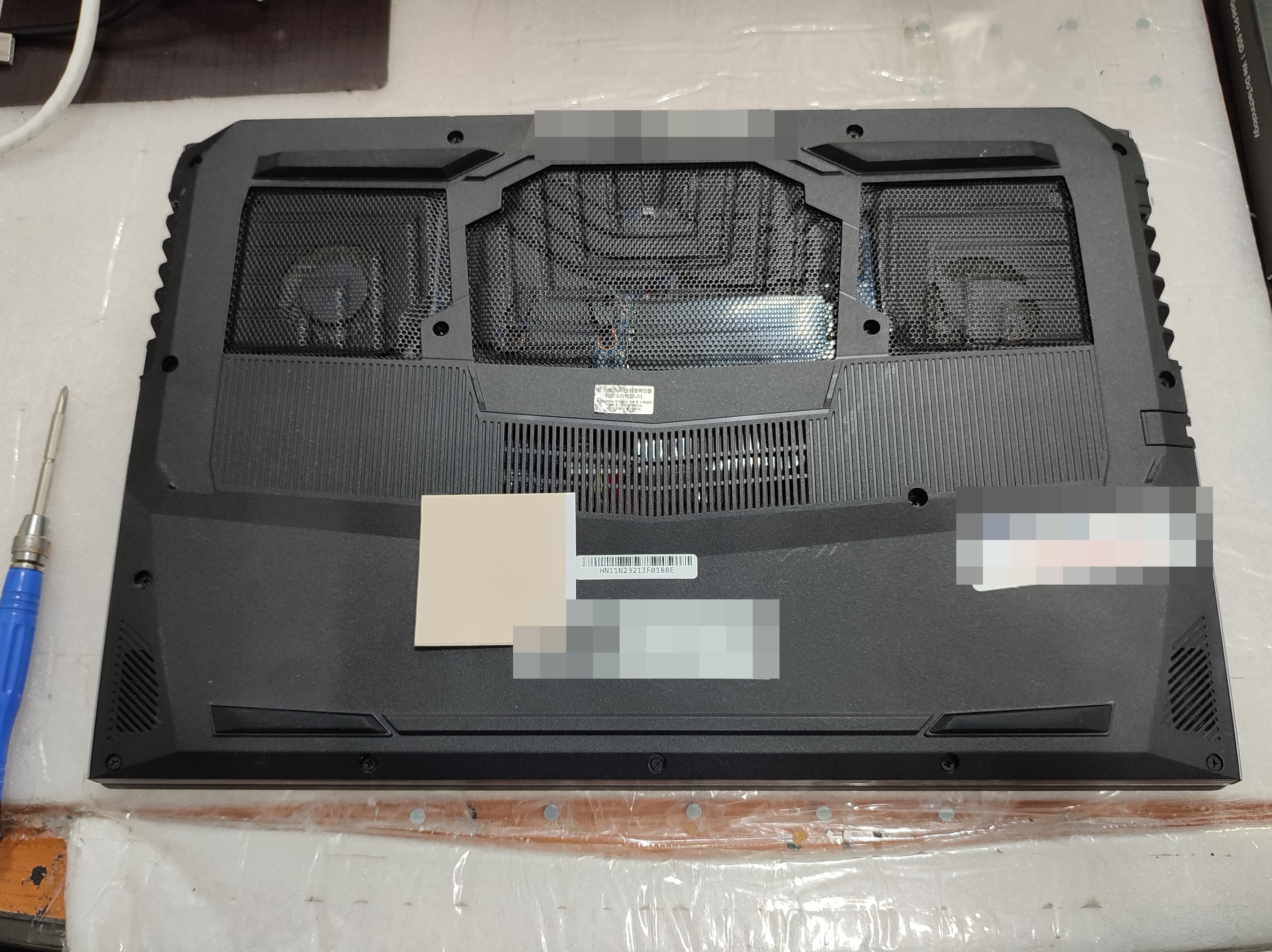 노트북의 뒤판을 열어보고 있습니다. 나사가 굉장히 많은 편입니다.