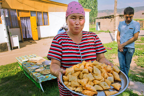 황금빛 튀김 음식 중 하나인 키르기스스탄의 보르스옥
