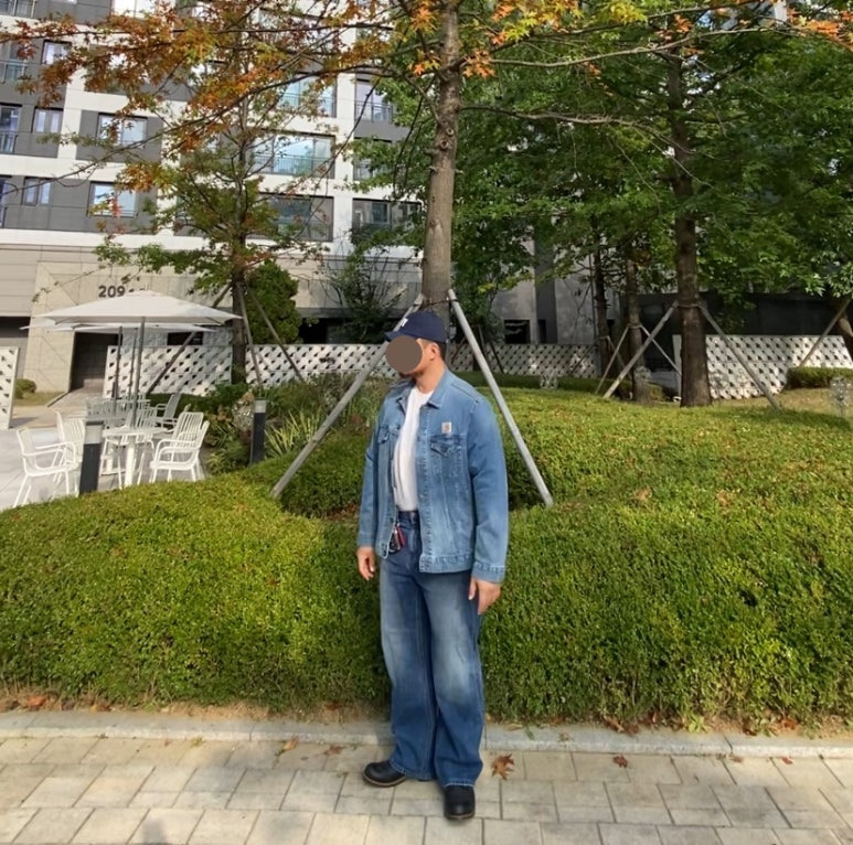 데일리룩('25. 10. 22.)구제 빈티지 NY 볼캡, 칼하트 빈티지 청자켓, 어커버 오버핏 티셔츠, 무신사스탠다드 빅 브러쉬 와이드 데님 팬츠, 레드윙 아이언레인저 블랙 하니스