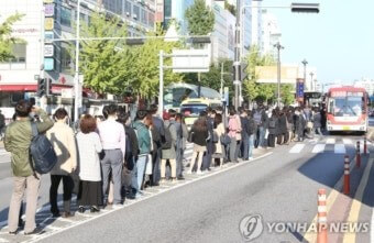 버스를-타기위해-질서정연하게-한줄로-긹-늘어선-모습