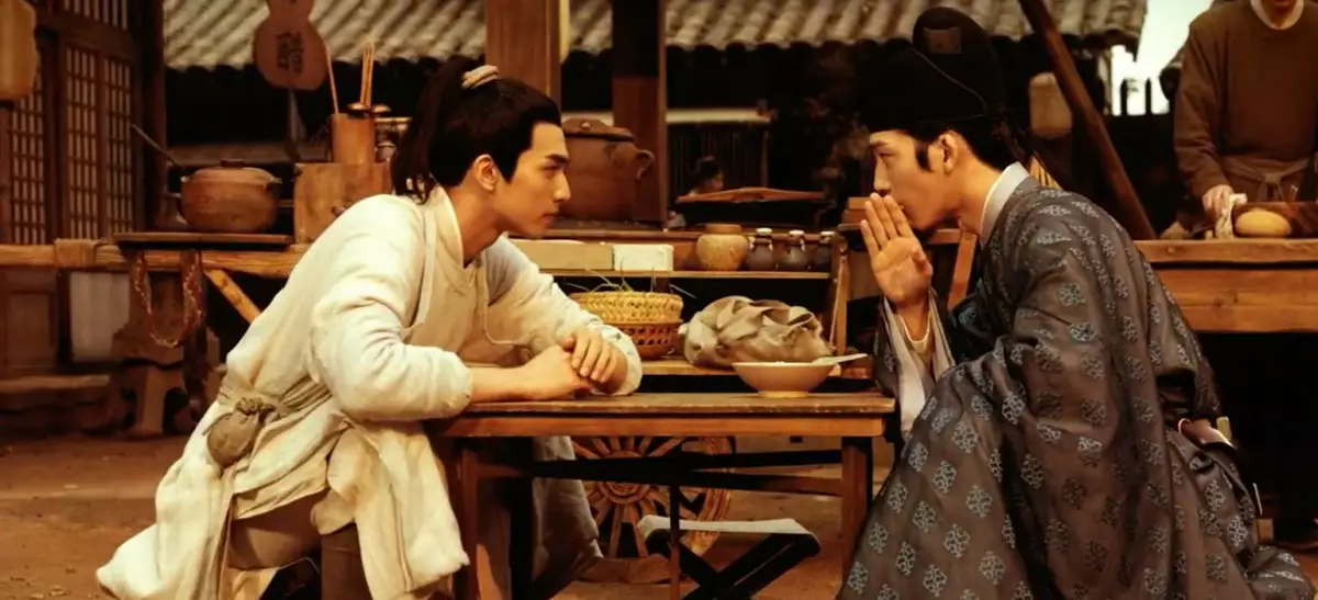 국수집에서-쪼그리고-앉아-마주보는-란각-장병-군자맹