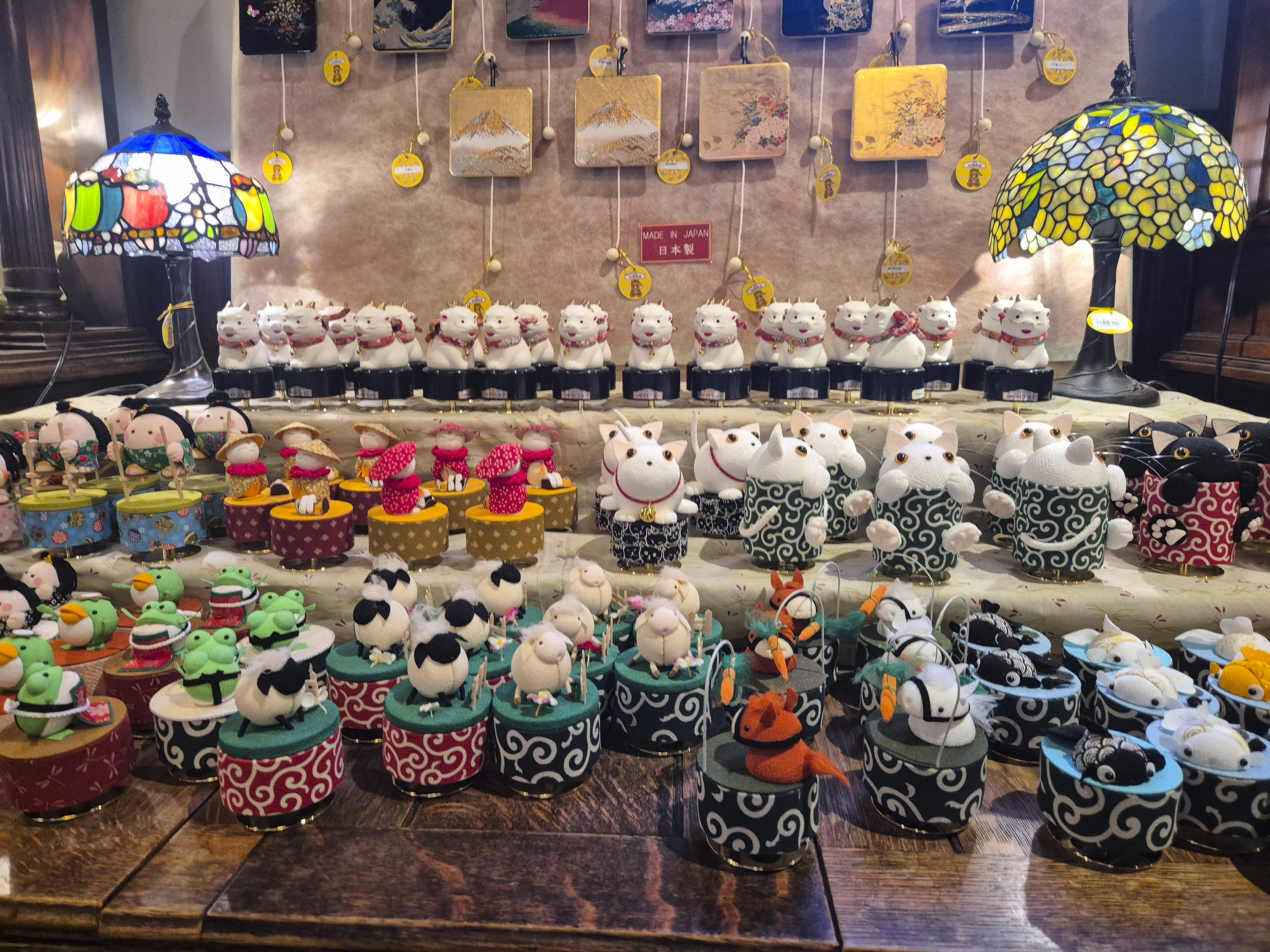 다양한 캐릭터 디자인의 오르골 1