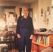 아버지가-살아계실때-본인이-거주하던-방에-서계시는-모습