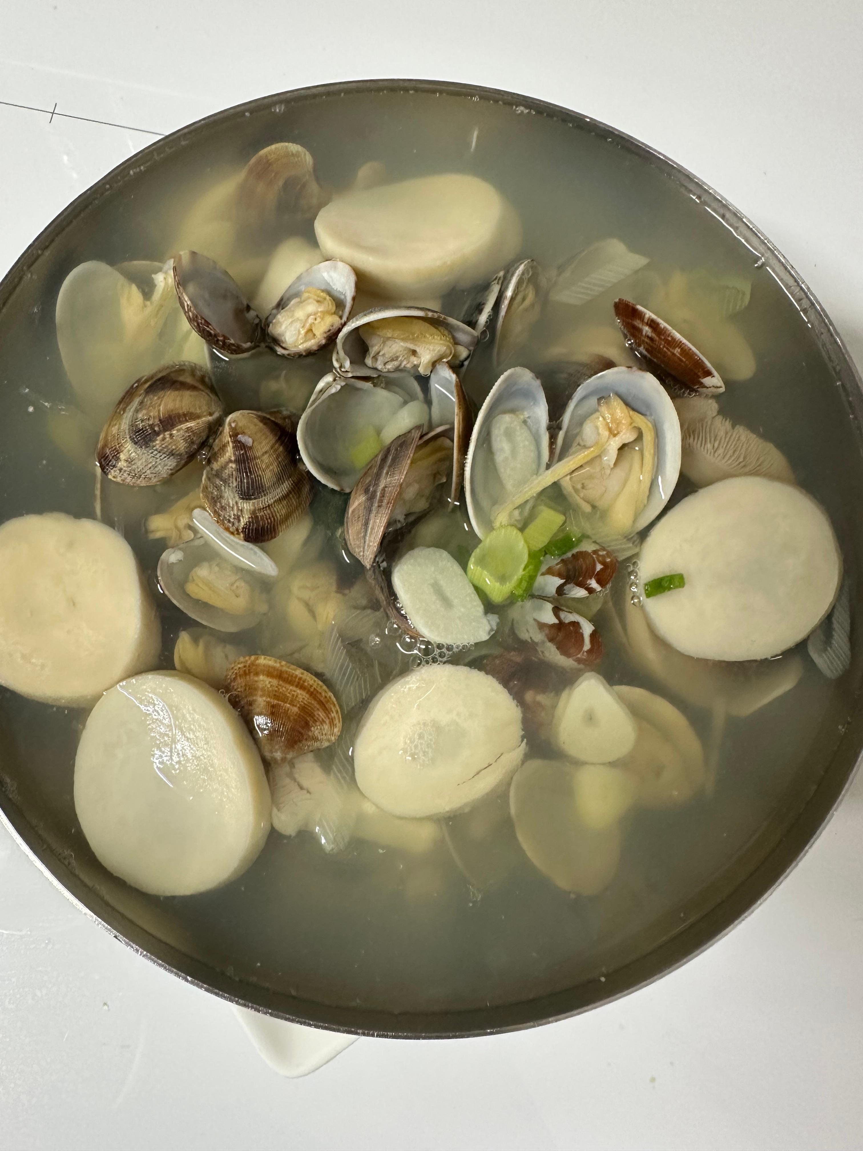 Super Simple Clam Soup Recipe(Healthy clam soup, fresh clams and horn snails, ultra-simple and light, full of rich ocean flavor, mudflat experience in Muchangpo, Boryeong, South Chungcheong, boiling horn snails and small clams, healthy homemade meal, easy soup recipe)