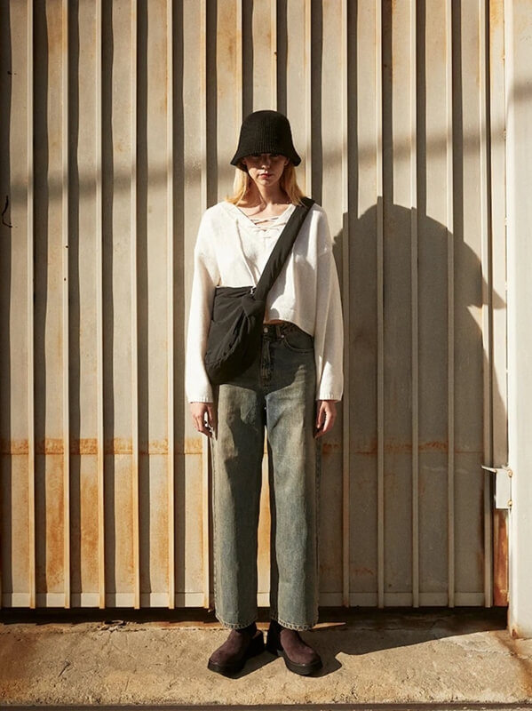 크로스백을-메고있는-여성