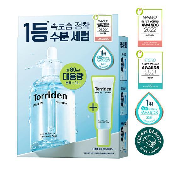 하늘색 빛의 세럼이 상자에 들어있는 사진