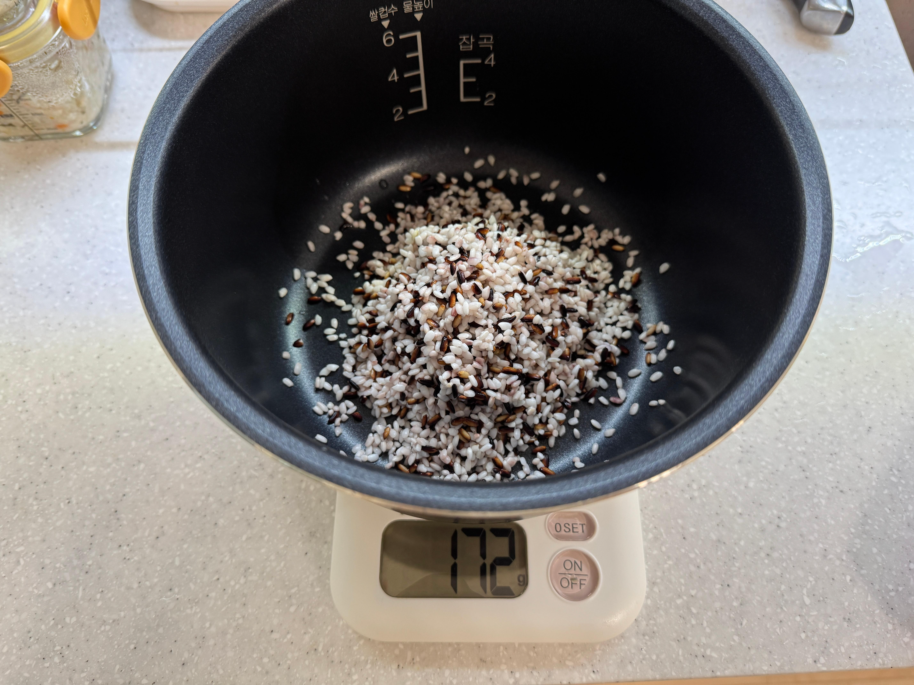 쌀과 흑미를 불린 후 계량한 사진