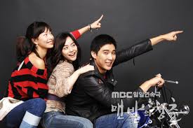 사회적 배경 차이와 감정적 불안을 극복하며 자아를 찾는 젊은 연인의 드라마틱한 서사