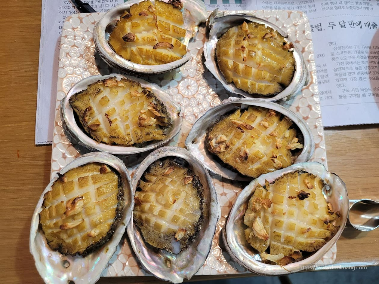 접시에 올려진 에어프라이어 전복버터구이