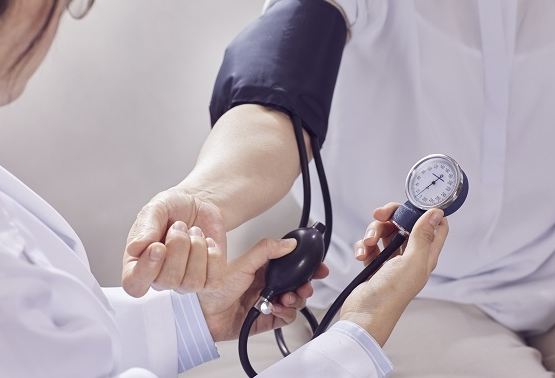 고혈압 뇌졸중 뇌혈관 예방법 고혈압관리 뇌혈관질환 혈압약 혈압측정방법 저염식 유산소운동 건강관리 혈관건강