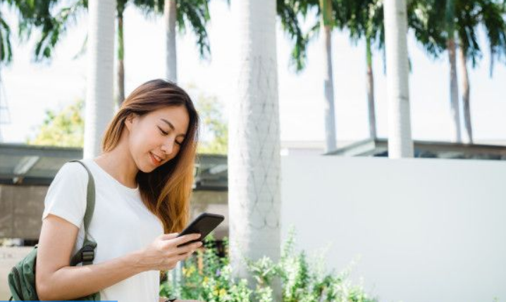 핸드폰사용하며 걸어가는 여성