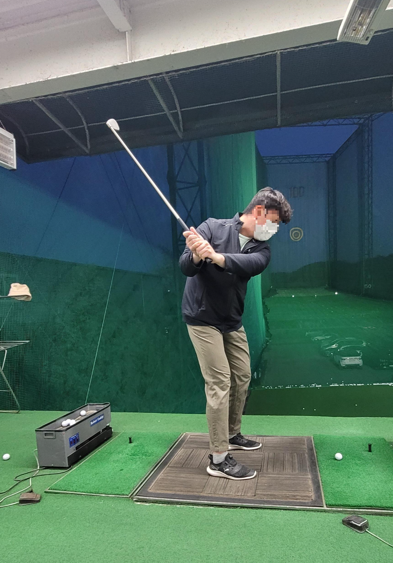 몸 앞쪽 카메라 각도로 찍은 골프 측면 스윙 사진