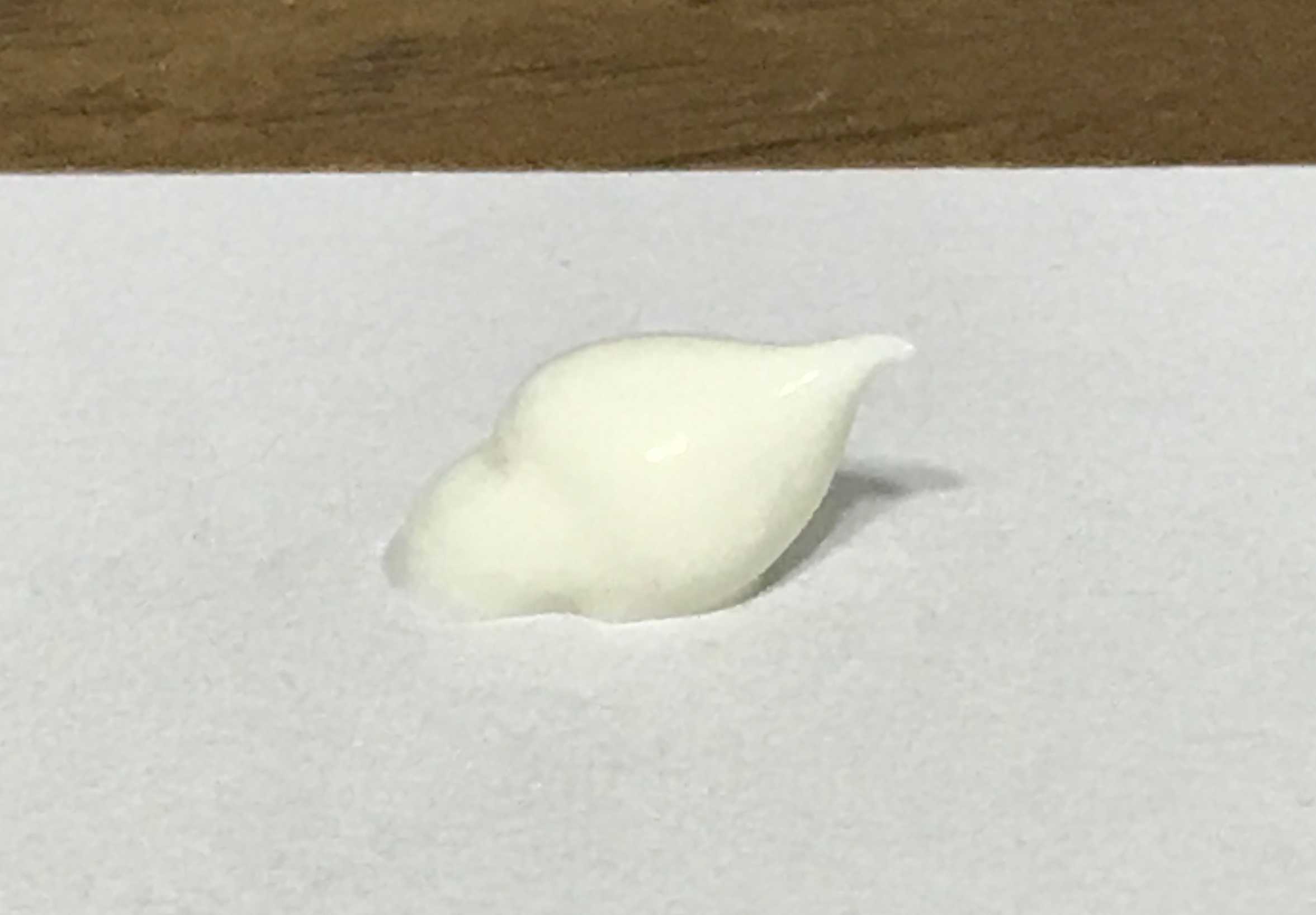 아이오페 선크림을 종이 위에 조금 짜본 모습입니다.