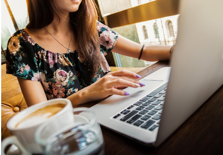 일하는 여성모습