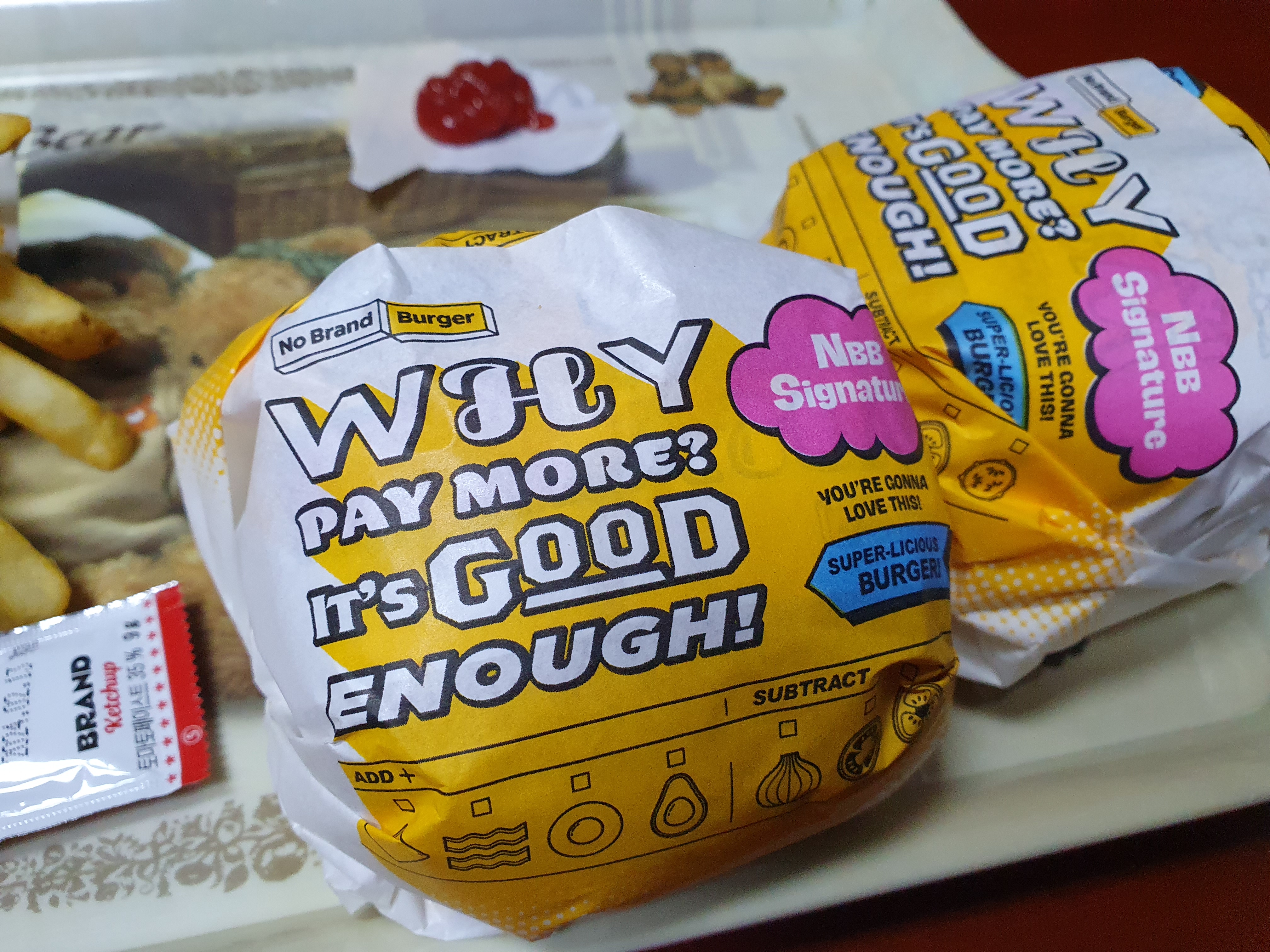 관저동 노브랜드 버거 NBB시그니처 버거 버거킹처럼 빵이 크진 않은데.. 두툼하다. 속안에 토핑이 풍성한듯보인다.